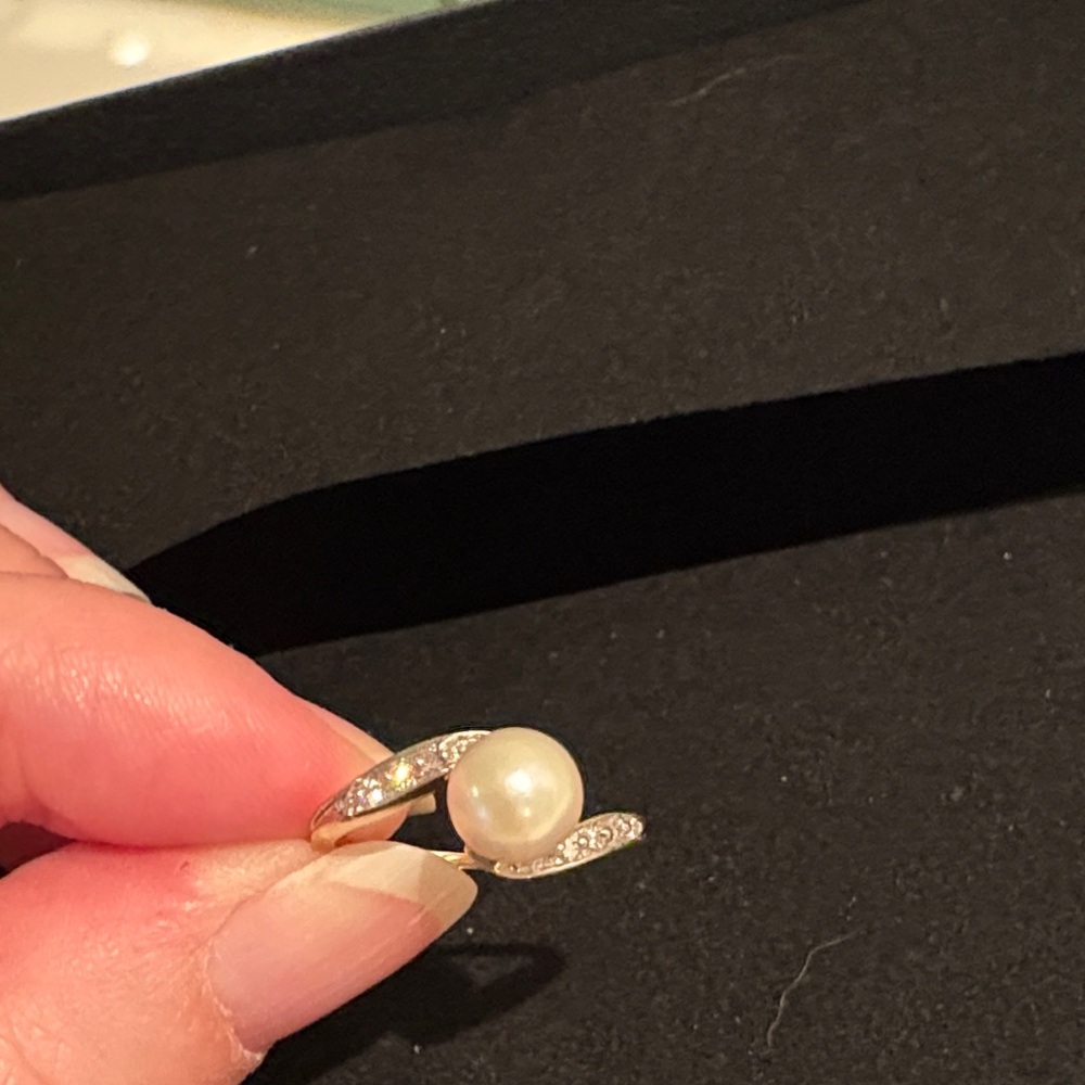 Elegant Pearl and Gold Ring